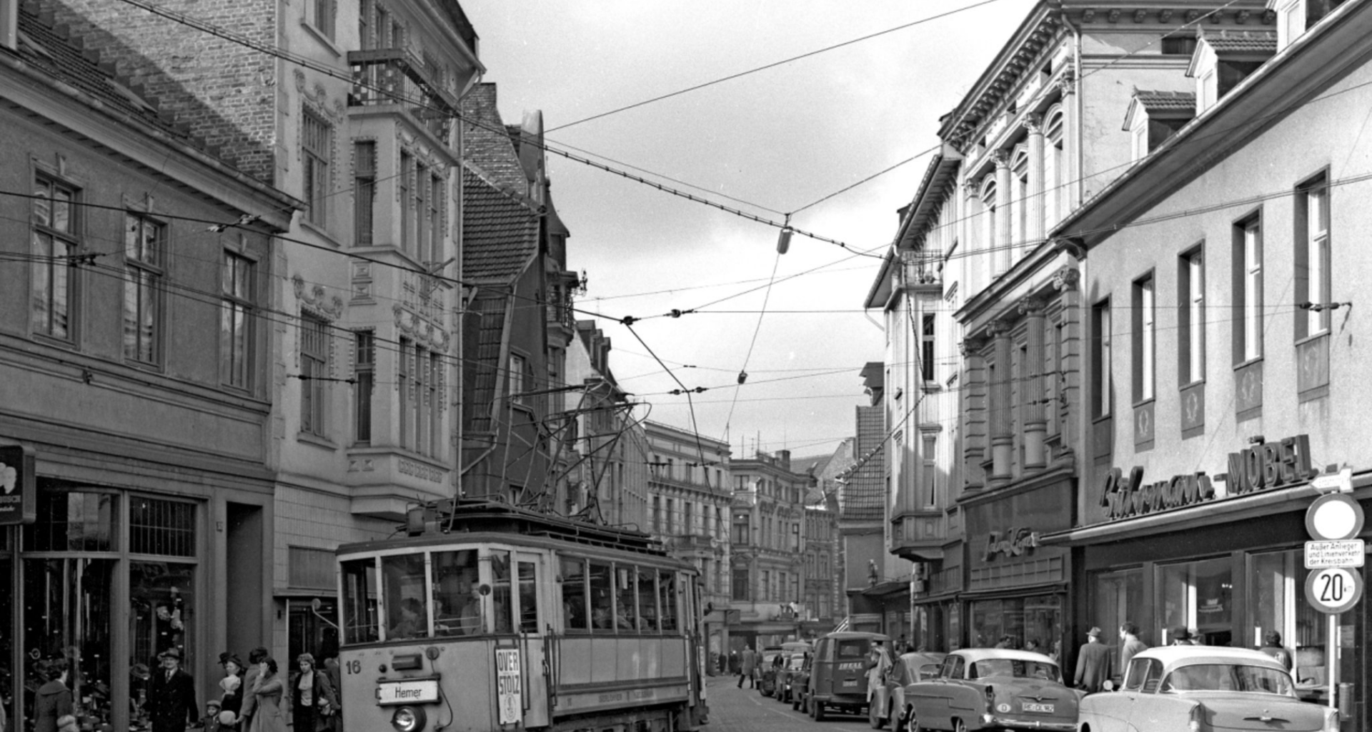 Warum gibt es in kleineren Deutschen Städten keine Strassenbahnen mehr? In vielen Archiven die ich durchgestöbert habe sahen die Strassen im vergleich zu heute viel lebendiger aus. Ich konnte es kaum fassen das es eine S-Bahn in unserer Stadt gab und konnte nie verstehen dass sie abgeschafft wurde.