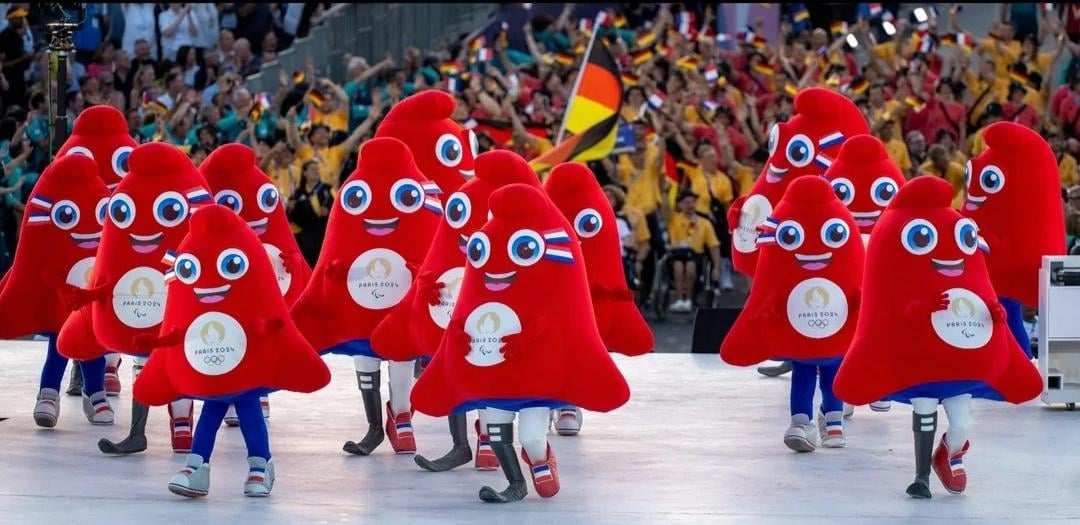 There's something super funny and super creepy about this mascot, i love It!