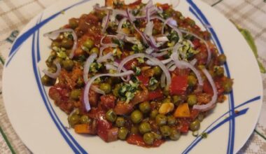 Peas in tomato sauce (mpizélia kokkinistá) with a little spearmint tzatzíki