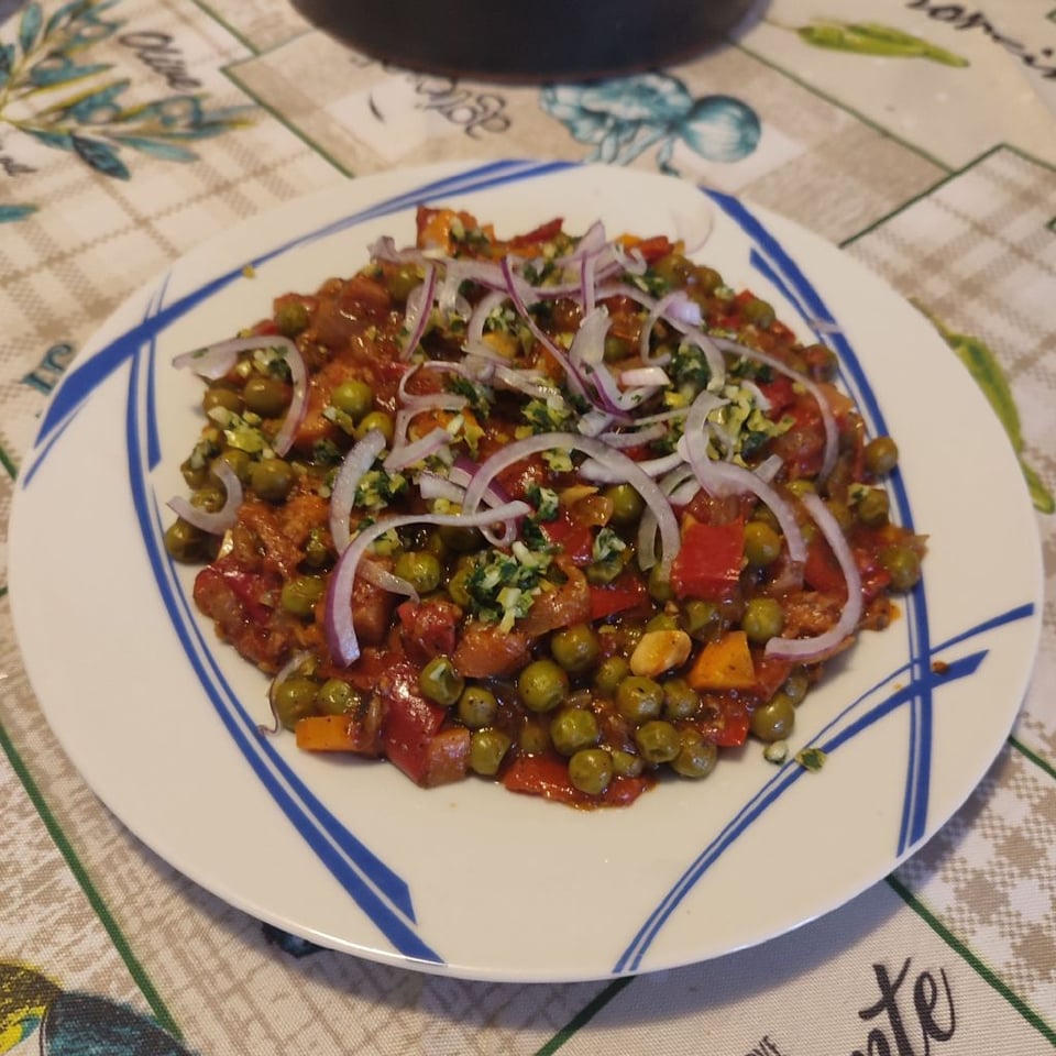 Peas in tomato sauce (mpizélia kokkinistá) with a little spearmint tzatzíki