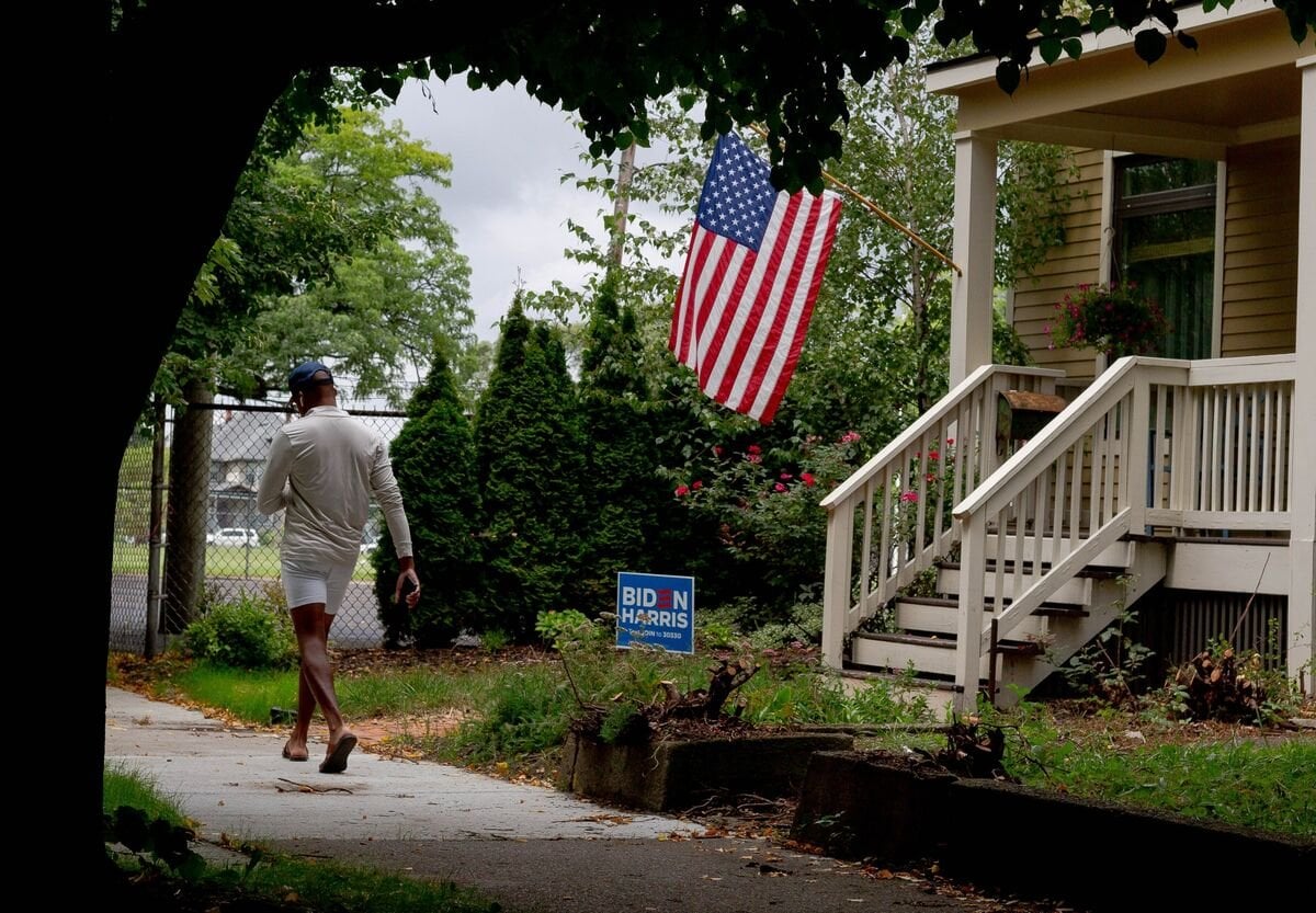Harris Energizes Low-Income Voters Dispirited by Biden Economy