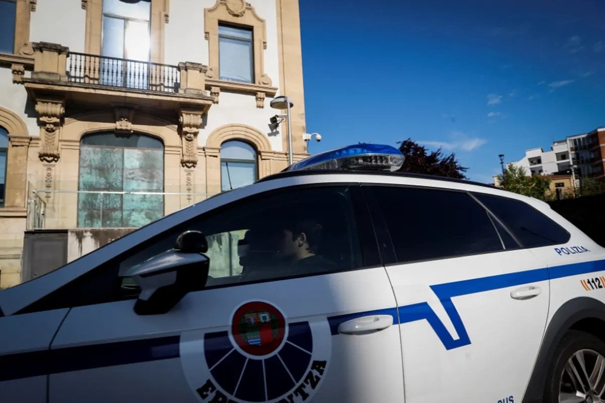 Detenido un Ertzaintza por disparar con su arma reglamentaria a tres personas que intentaron entrar a robar en su casa