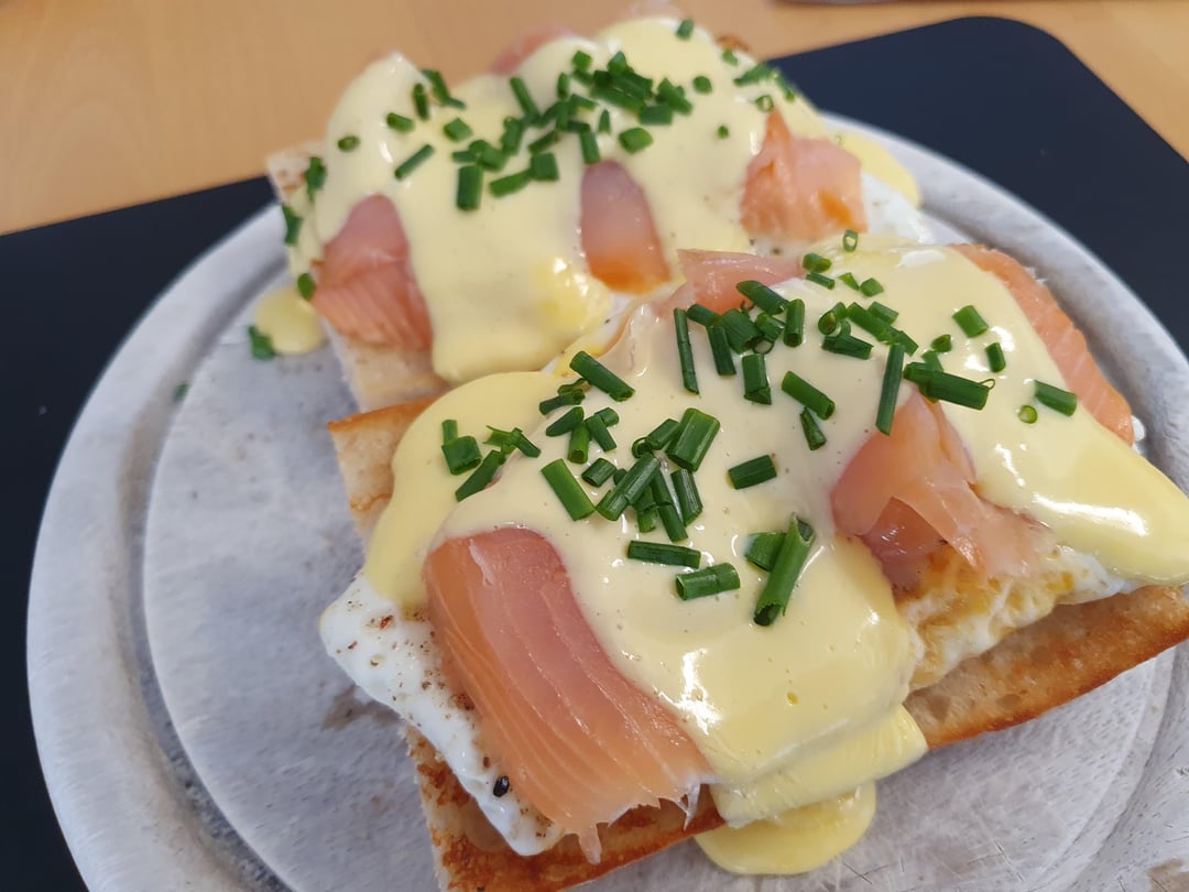 Frie egg, smoked salmon and homemade Hollandaise