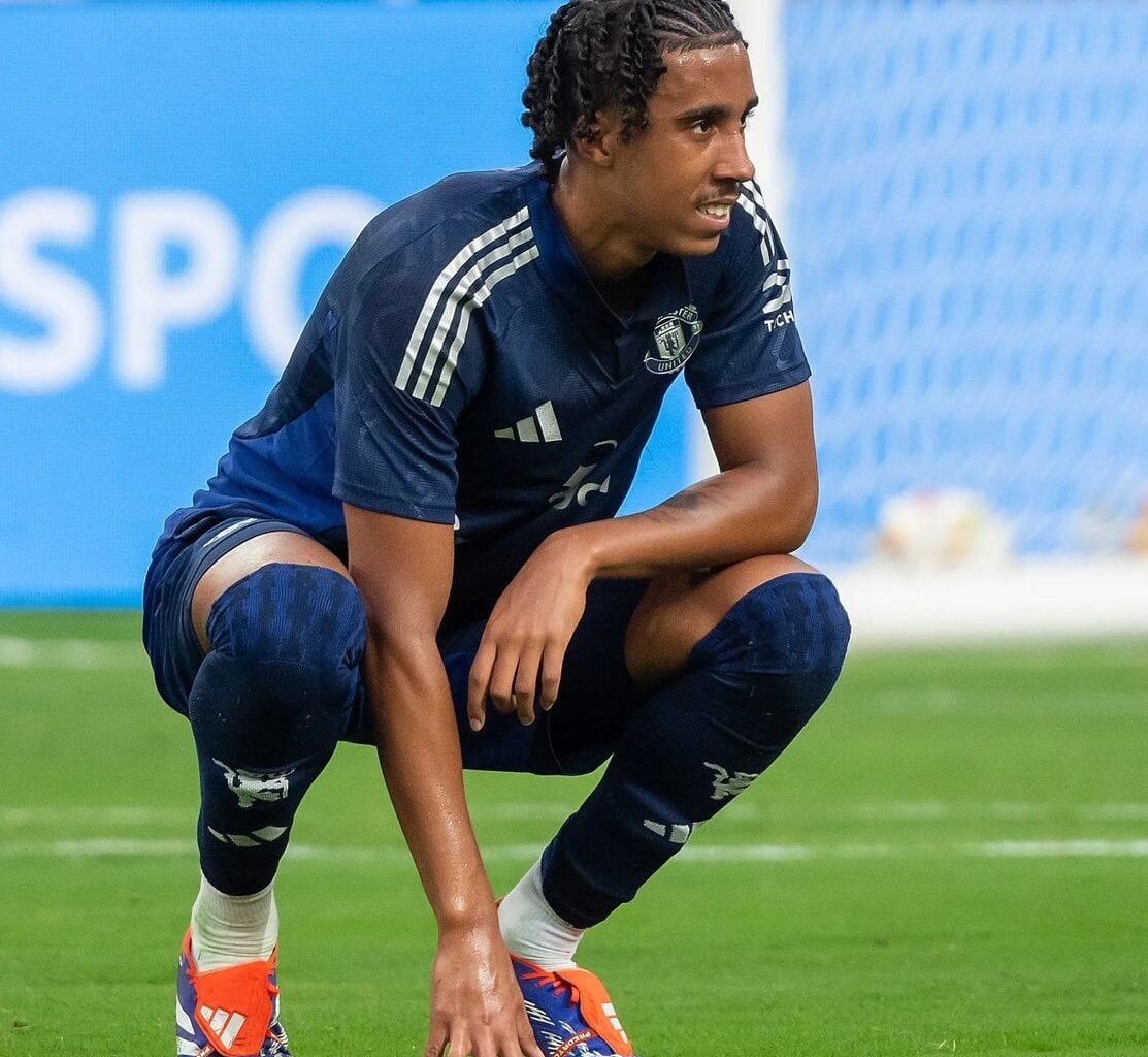 Fabrizio: OFFICIAL: Manchester United confirm Leny Yoro is out for three months with a foot injury. Rasmus Højlund, out for 6 weeks with a hamstring problem.