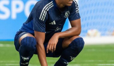 Fabrizio: OFFICIAL: Manchester United confirm Leny Yoro is out for three months with a foot injury. Rasmus Højlund, out for 6 weeks with a hamstring problem.