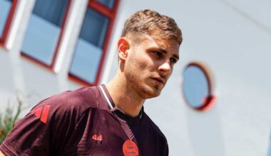 Josip Stanišić wird dem FC Bayern mehrere Wochen fehlen. Der Verteidiger hat sich im Training am Montag einen Außenbandriss im rechten Knie zugezogen. Das ergab eine Untersuchung durch die medizinische Abteilung des FC Bayern.