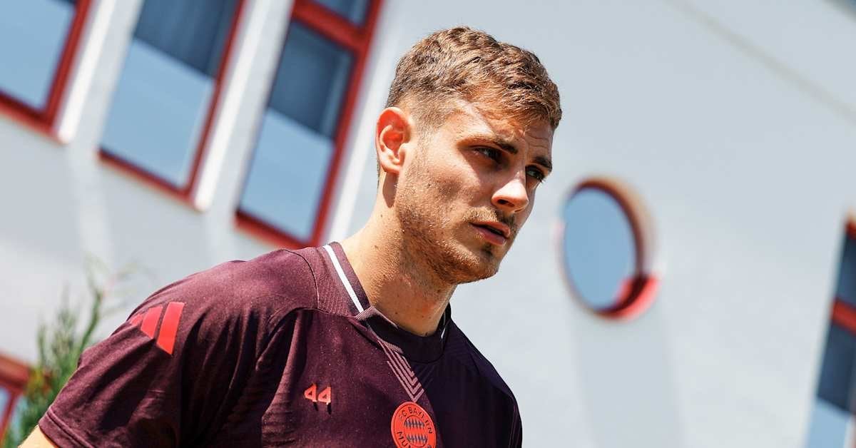 Josip Stanišić wird dem FC Bayern mehrere Wochen fehlen. Der Verteidiger hat sich im Training am Montag einen Außenbandriss im rechten Knie zugezogen. Das ergab eine Untersuchung durch die medizinische Abteilung des FC Bayern.