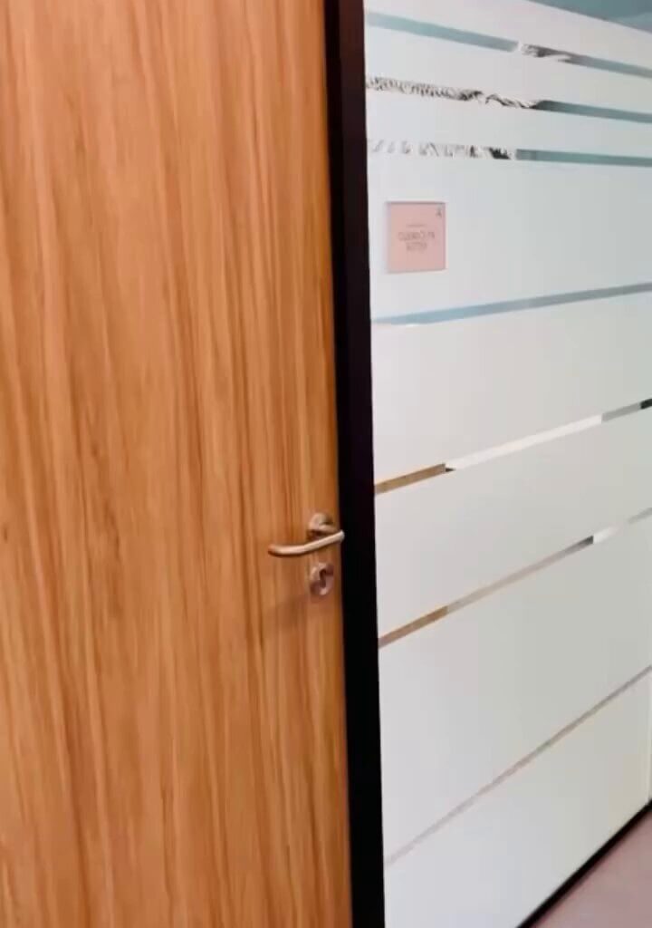 Gwendolyn Rutten maakt fake cringe filmke over eerste werkdag en houdt een muis vast van een PC die af staat.