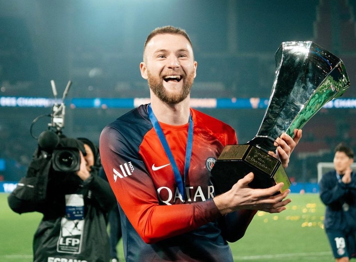 [Romano]  Milan Skriniar and Al Nassr deal now depends on player’s decision as PSG are prepared to give the green light. Skriniar, in talks with Al Nassr in order to give final answer as deal between clubs is already almost agreed. If Skriniar leaves, PSG can buy new CB