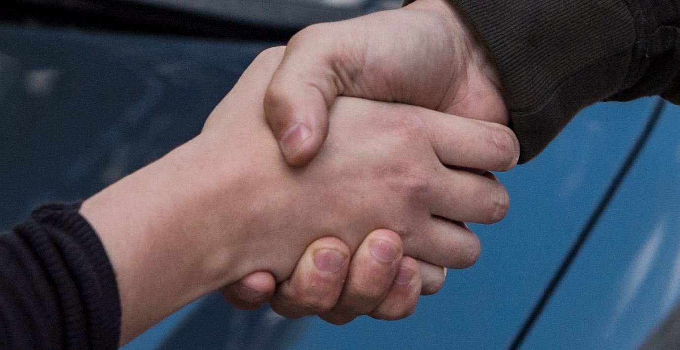 Vägrade skaka hand med kvinnor – fick sparken