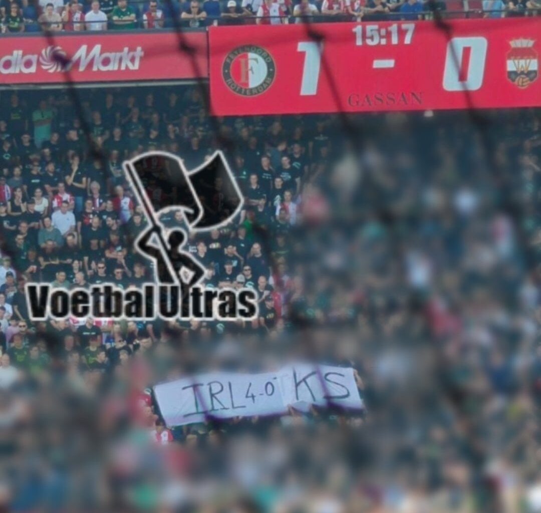 Spandoek van Feyenoord vandaag tijdens de wedstrijd tegen Willem II. Volgens ingezonden bronnen verwijst Feyenoord met dit spandoek naar de vier Nederlandse jongens uit Tilburg die tijdens hun vakantie in Albufeira werden neergestoken bij een ruzie met een groep Ieren.