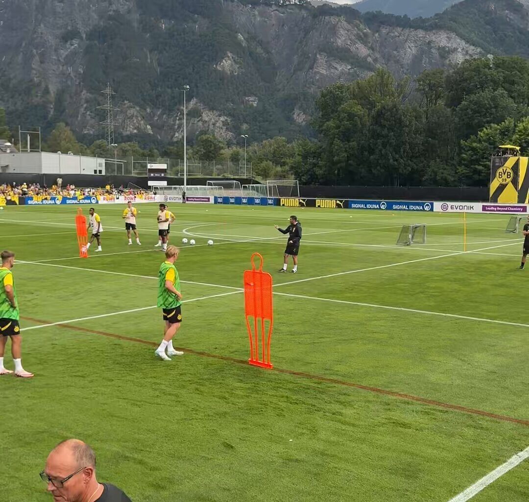 Auffällig bei der ersten Einheit in Bad Ragaz: Nuri Sahin setzt großen Wert auf klares, präzises, hartes Passspiel, gibt immer wieder Anweisungen, wie er sich Pässe vorstellt und in welche Räume sie gespielt werden. Darauf sind auch viele Übungen ausgerichtet.