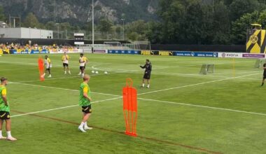 Auffällig bei der ersten Einheit in Bad Ragaz: Nuri Sahin setzt großen Wert auf klares, präzises, hartes Passspiel, gibt immer wieder Anweisungen, wie er sich Pässe vorstellt und in welche Räume sie gespielt werden. Darauf sind auch viele Übungen ausgerichtet.