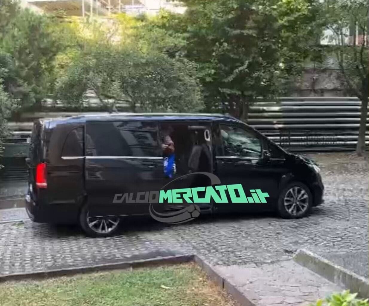 Medical visits underway for Mateo Retegui in Milano before signing the new contract with the Atalanta: the national team centre forward arrives from Genoa for 22 million euros plus bonuses