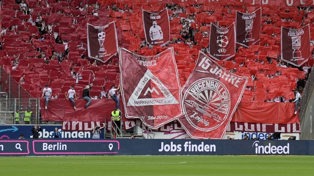 "Absurde Repressalien": RB-Fanszene reagiert auf Choreo- und Hausverbote