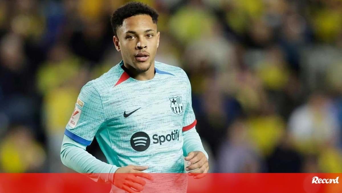 Espanhóis avançam que Vítor Roque já informou o Barcelona que quer jogar no Betis
