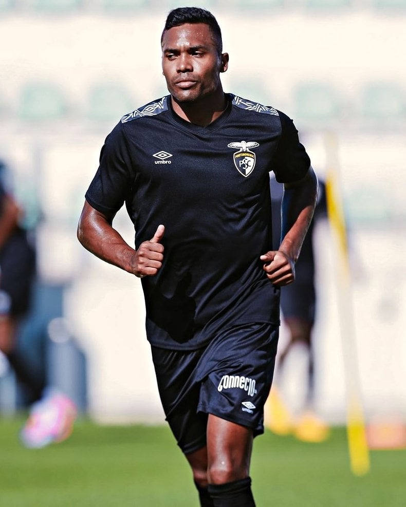 Alex Sandro, atualmente sem clube, está a treinar no... Portimonense
