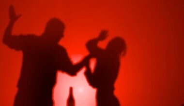 Un home agafa la seva parella pels cabells, la bufeteja, la insulta i la dona no el vol denunciar