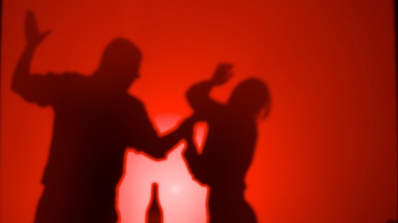 Un home agafa la seva parella pels cabells, la bufeteja, la insulta i la dona no el vol denunciar