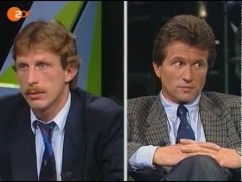 "Es geht darum, dass auch für dich in der BRD die Gesetze gelten": In der Saison 1988/89 kämpfen Köln und Bayern um die Meisterschaft. Im Vorfeld des direkten Duells am 31. Spieltag liegt der FCB nur 2 Punkte vor dem FC. Es kommt im Sportstudio zu einem legendären Duell zwischen Daum und Hoeneß.