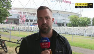 Zwei Spieler sprachen mit Sky über die Situation von Jonathan Tah. Der Wunsch von Tah, den Verein zu verlassen, ist innerhalb der Mannschaft bekannt und die Spieler verstehen nicht, warum der Verein nicht bereit ist, einen so verdienten Spieler gehen zu lassen.