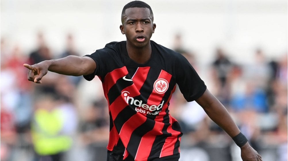 [Hawkins] Total agreement between Pacho and PSG for a 5 year contract. The central defender was priority after Yoro. There’s also an agreement in principle between PSG and Frankfurt for 40m but the clubs are still working on some details (payment plan, etc)