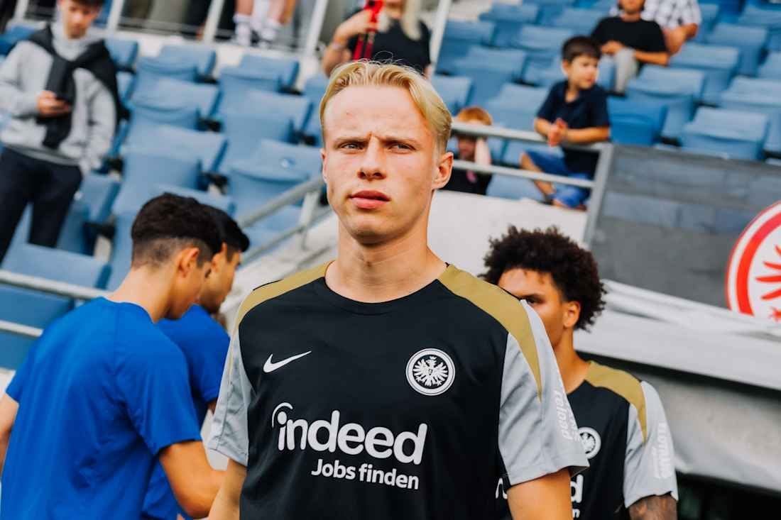 Eintracht-Neuzugang Oscar Højlund hat im Mannschaftstraining einen Mittelfußbruch erlitten