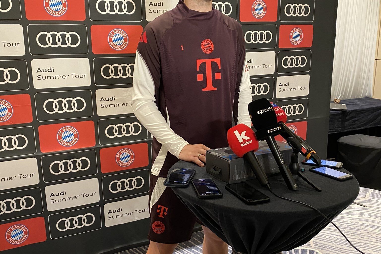 Manuel Neuer macht sich für einen Verbleib von Leon Goretzka stark: „Ich wünsche ihm nur das Beste und möchte natürlich, dass er bei uns auf dem Platz steht. Er hat uns sehr oft geholfen und ist wirklich ein toller Spieler mit einer körperlichen Präsenz und guten Ausstrahlung.“