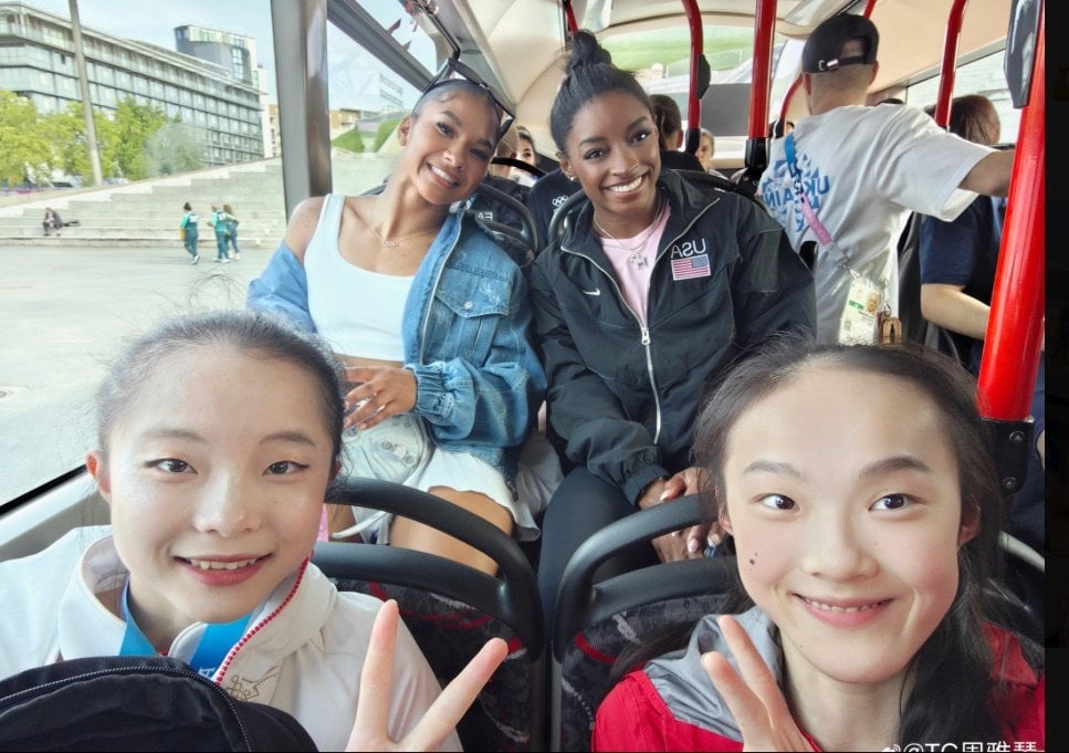 Jordan Chiles and Simone Biles with Zhang Yihan and Zhou Yaqin 🇺🇸✌️🇨🇳