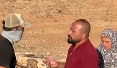 [Hebron 4 août] Un colon Israëlien à un Palestinien : "Ferme ta gueule. Ce n'est pas ta maison. Tu es ma chienne. Et tu as l'air gentille. Tu es si fraîche. Si gentille. Je serai heureuse de m'asseoir avec toi en prison un jour. Tu connais Sde Teiman ?" Violer au nom de Dieu, comme ils disent ! "