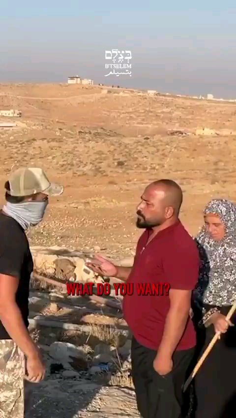 [Hebron 4 août] Un colon Israëlien à un Palestinien : "Ferme ta gueule. Ce n'est pas ta maison. Tu es ma chienne. Et tu as l'air gentille. Tu es si fraîche. Si gentille. Je serai heureuse de m'asseoir avec toi en prison un jour. Tu connais Sde Teiman ?" Violer au nom de Dieu, comme ils disent ! "