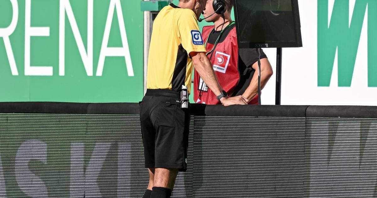 FCA-Sportdirektor Jurendic fordert Challenge beim Videobeweis: "Ich wünsche mir die Challenge, dass du die Möglichkeit hast, nochmal zu unterbrechen. Für uns geht es um sehr viel, um alles. Für die Schiedsrichter geht es um einen Fehlentscheid. Das muss in eine Relation gesetzt werden."