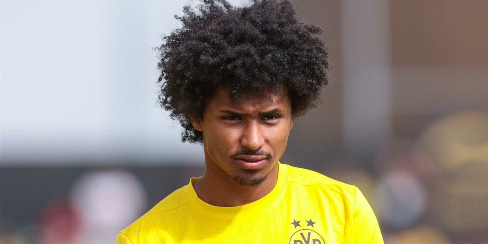 Adeyemi bekennt sich zum BVB: "Mein Fokus liegt nur auf dem BVB, das war schon so, bevor diese Gerüchte aufgekommen sind. Ich habe mich vor zwei Jahren bewusst für Dortmund entschieden und diese Mission ist auch noch nicht erfüllt. Ich liebe es, hier zu sein und in diesem geilen Stadion zu spielen."