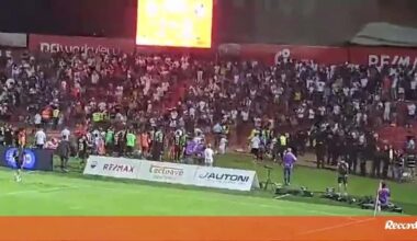 Adeptos do Vitória insultam e arremessam objetos aos jogadores do clube após 1ª derrota da época