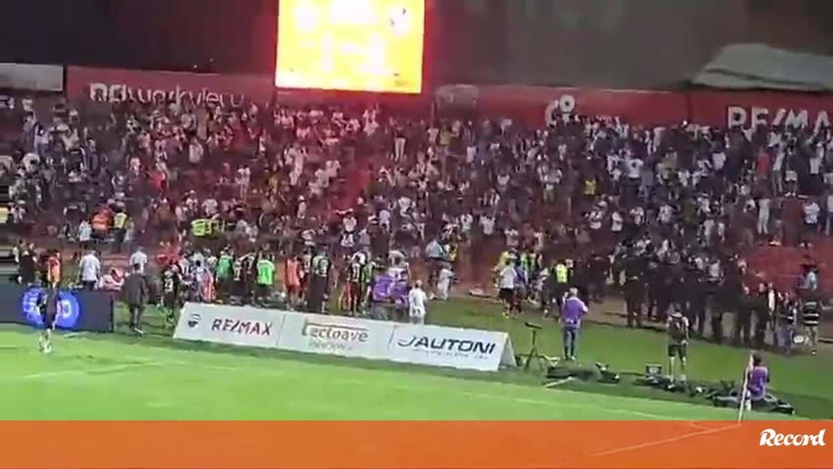 Adeptos do Vitória insultam e arremessam objetos aos jogadores do clube após 1ª derrota da época