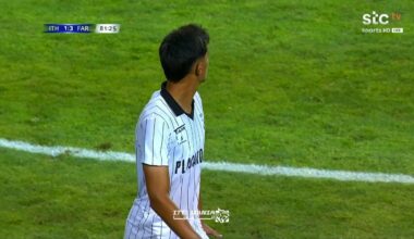 Confusão no jogo entre Farense e Al-Ittihad, com uma cadeira a ser atirada para as bancadas