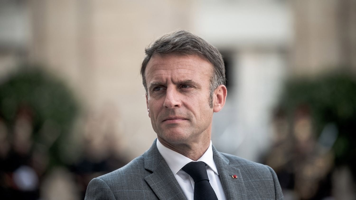 "Odeur de cohabitation", "Quelqu'un qui a de la bouteille"... Emmanuel Macron toujours à la recherche du futur Premier ministre