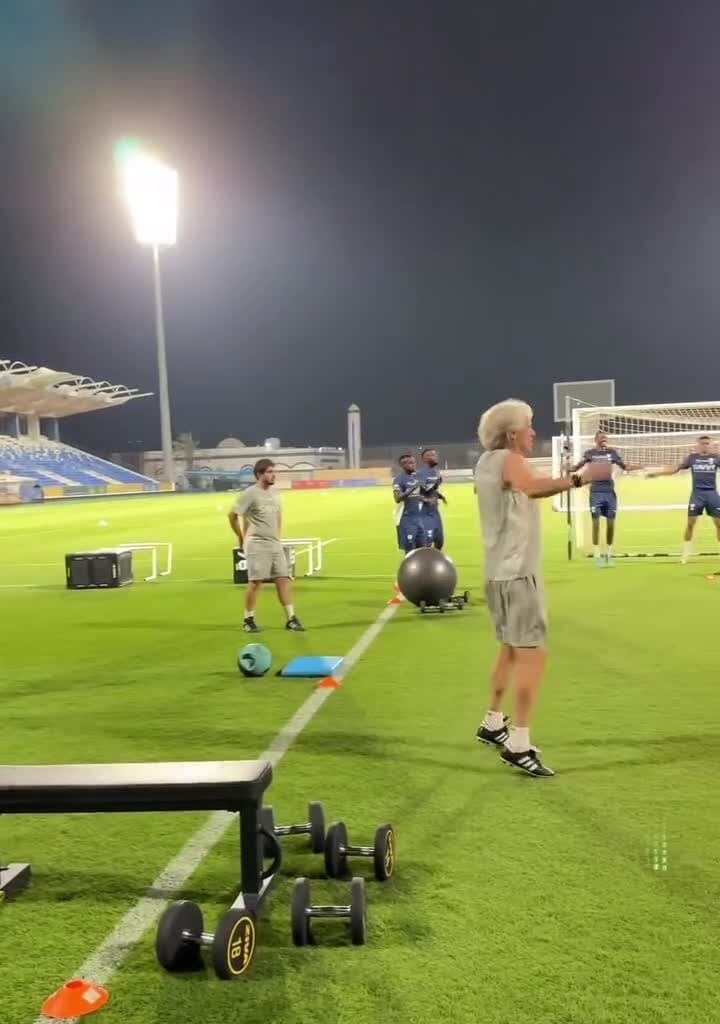 Jorge Jesus, Al-Hilal coach, with 70 years old doing the same exercices as his players at the training session.