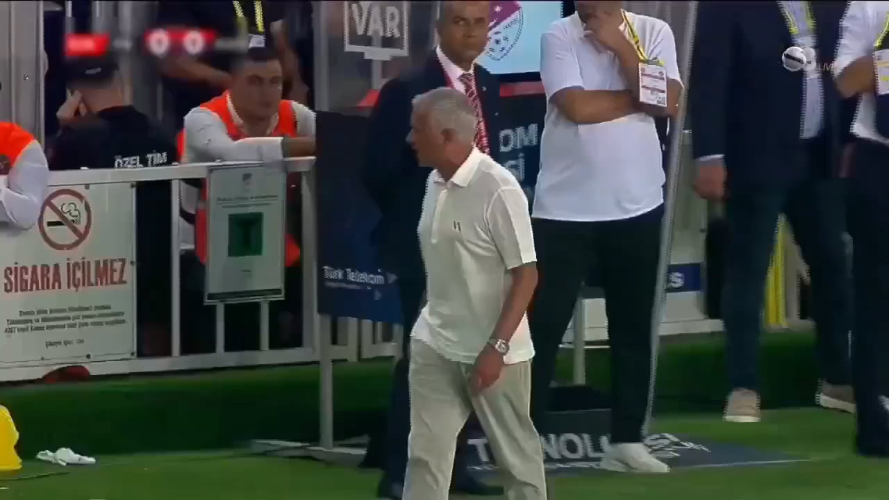 José Mourinho só precisou de 20 minutos para ver o seu primeiro amarelo na Turquia