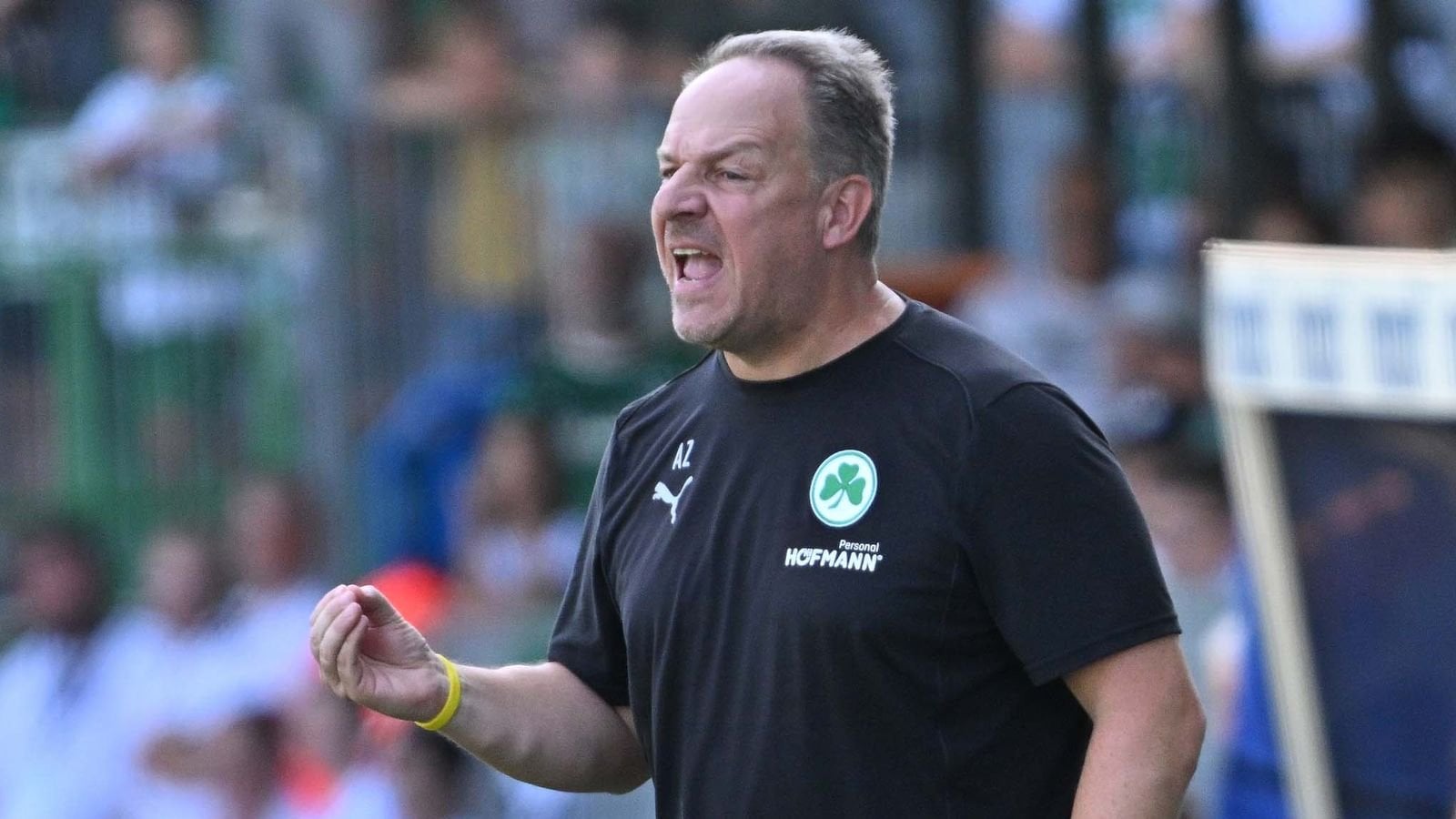 Fürth-Coach Zorniger zerlegt seinen eigenen Torhüter Noll nach dem Patzer gegen Paderborn: "Den Fehler sollte er nicht noch einmal machen, sonst kann sein Berater gern bei mir anrufen und fragen, warum er nicht mehr spielt."
