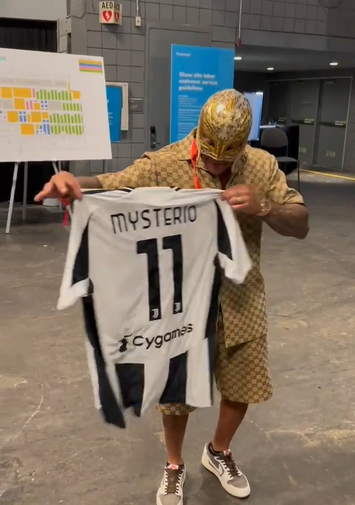 Juventus gift Rey Mysterio a personalized jersey