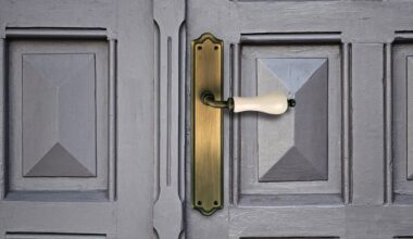 Com la companya de pis no vol marxar, canvia el pany i la deixa tancada a dins