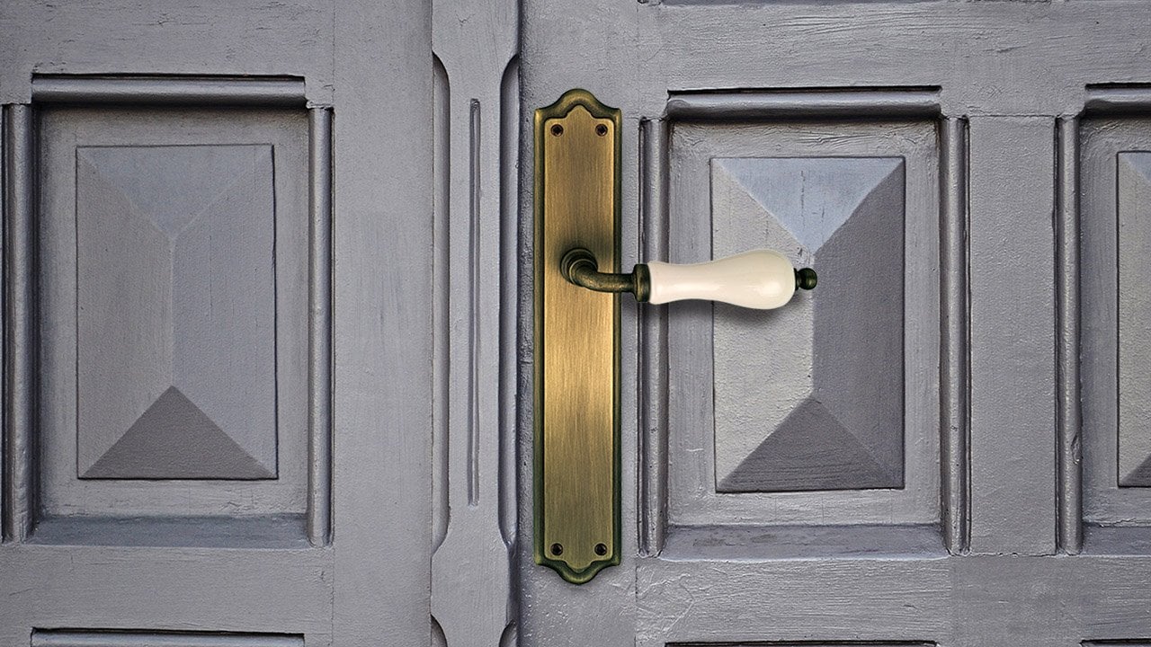 Com la companya de pis no vol marxar, canvia el pany i la deixa tancada a dins