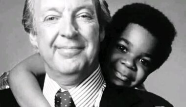 A young Endrick with his ídol Bobby Charlton