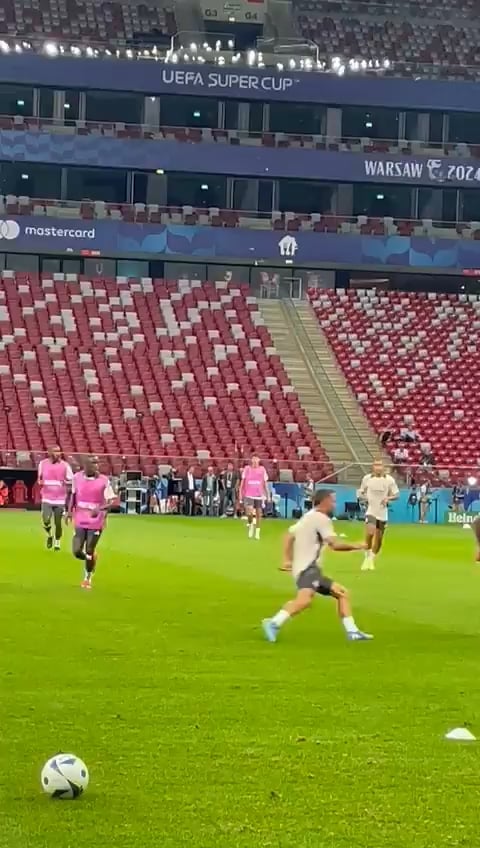 Possible Camavinga injury after collision with Tchouameni (did walk off with some Real Madrid staff without needing assistance, possible knock)
