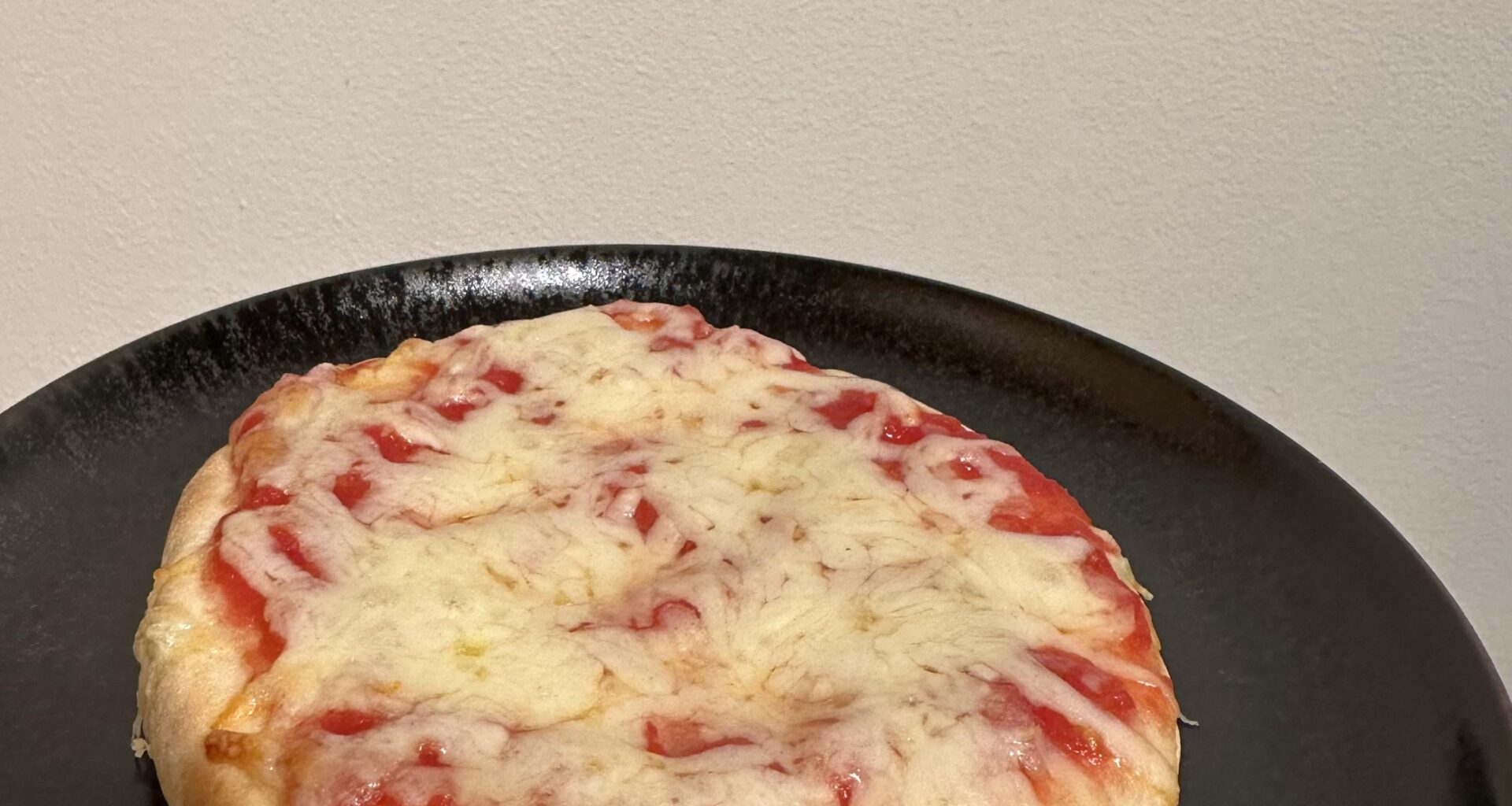 Pitta bread mini pizza with fresh tomato sauce and mozzarella. Improv dinner