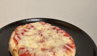 Pitta bread mini pizza with fresh tomato sauce and mozzarella. Improv dinner