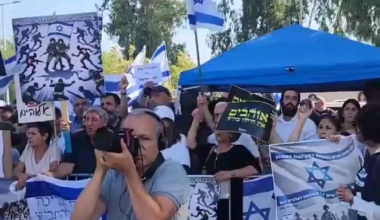 Lors d'une nouvelle manifestation contre l'arrestation des violeurs de Sde Teiman, l'ancien député Moshe Feiglin (ayant plusieurs fois fait l'apologie de Adolf Hitler) scande : "C'EST SODOME ! C'EST SODOME !" (explications en commentaire)