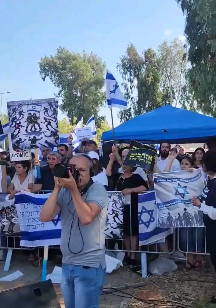 Lors d'une nouvelle manifestation contre l'arrestation des violeurs de Sde Teiman, l'ancien député Moshe Feiglin (ayant plusieurs fois fait l'apologie de Adolf Hitler) scande : "C'EST SODOME ! C'EST SODOME !" (explications en commentaire)