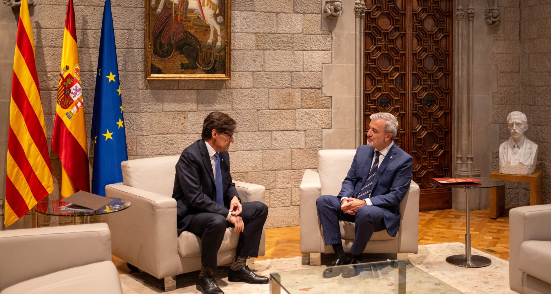 Salvador Illa recupera la bandera española al lado de la 'senyera' en su reunión con Jaume Collboni en la Generalitat